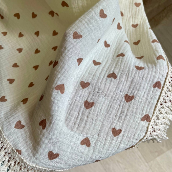 Paturica bebe din muselina cu 2 straturi, Inimioare bej (1)
